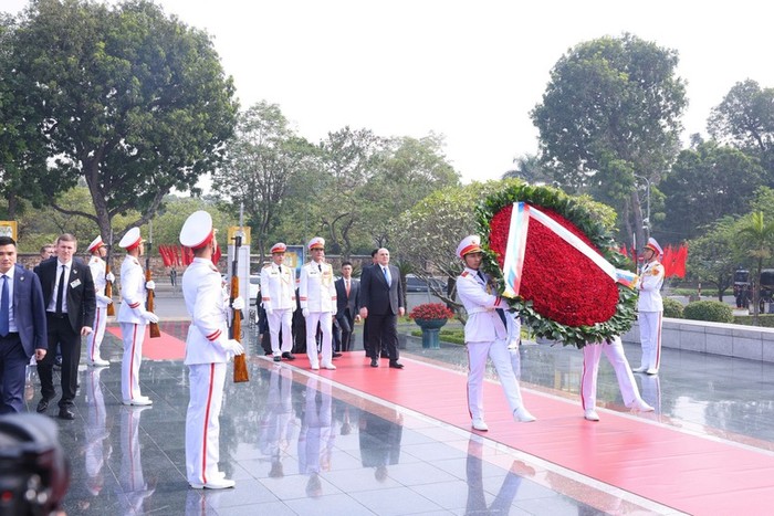 Thủ tướng Mishustin và Đoàn đại biểu Liên bang Nga đặt vòng hoa tại Đài tưởng niệm các Anh hùng liệt sĩ. Ảnh: VGP/Nhật Bắc