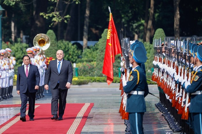 Thủ tướng Phạm Minh Chính chủ trì lễ đón chính thức Thủ tướng Chính phủ Liên bang Nga Mikhail Vladimirovich Mishustin. Ảnh: VGP/Nhật Bắc