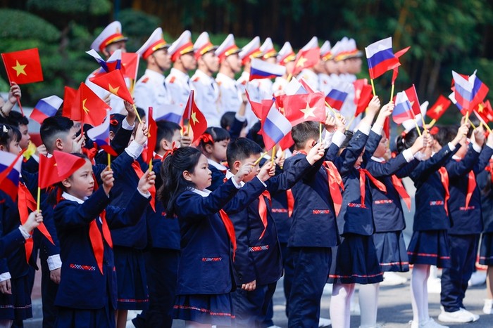 Các em thiếu nhi Hà Nội đón chào Thủ tướng Liên bang Nga Mikhail Vladimirovich Mishustin. Ảnh VGP/Nhật Bắc