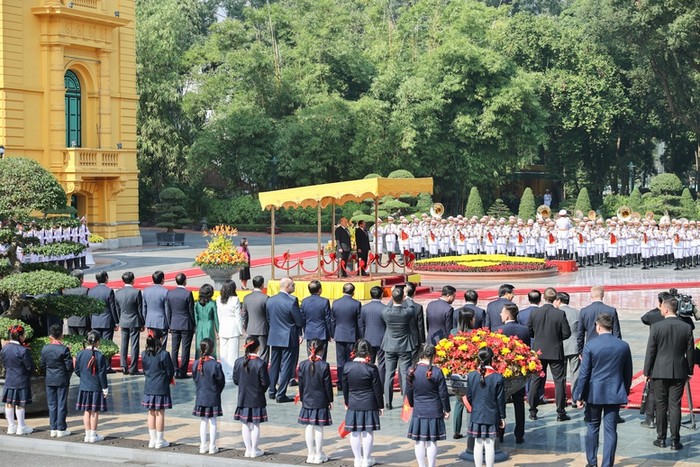 Đây là chuyến thăm đầu tiên của Thủ tướng Mishustin đến Việt Nam. Thủ tướng Mishustin là vị khách cấp cao nước ngoài đầu tiên thăm chính thức Việt Nam trong năm 2025. Ảnh: VGP/Nhật Bắc