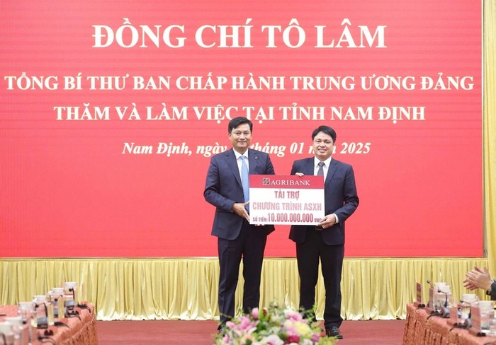 Ông Phạm Toàn Vượng - Tổng Giám đốc Agribank trao gói tài trợ.