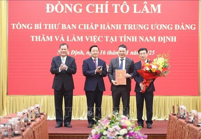 Phó Thủ tướng Trần Hồng Hà trao Quyết định thành lập Khu công nghiệp Ninh Cơ cho tỉnh Nam Định. (Ảnh: Thống Nhất/TTXVN)