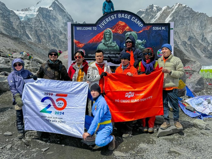 Cán bộ, giảng viên, nhân viên Khối Giáo dục FPT chinh phục thành công Everest Base Camp.