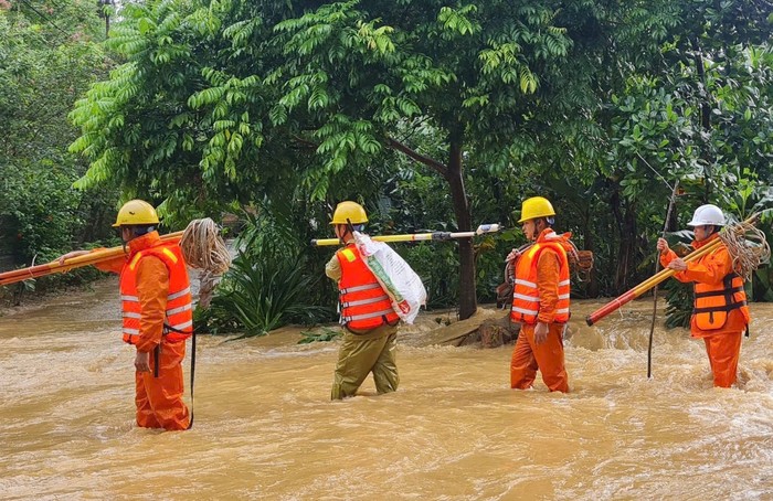 Công nhân Điện lực Phú Thọ trên đường đi khắc phục sự cố điện sau cơn bão Yagi.jpg