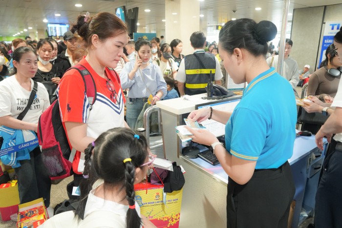 2.3. Người lao động xa quê được trở về đoàn tụ cùng gia đình, tận hưởng trọn vẹn niềm hạnh phúc trong dịp Tết cổ truyền Ất Tỵ 2025.jpeg