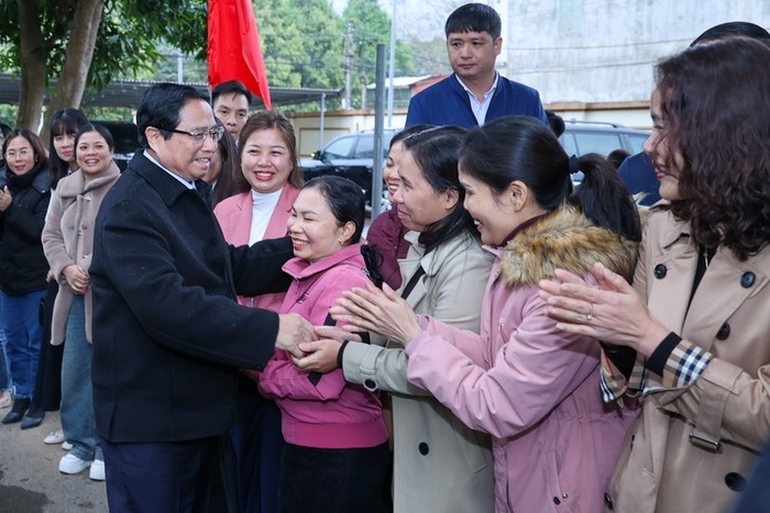 Thủ tướng Phạm Minh Chính trò chuyện, thăm hỏi các đại biểu dự buổi gặp mặt của Thủ tướng với các gia đình chính sách, hộ nghèo, công nhân lao động huyện Ngọc Lặc, tỉnh Thanh Hoá. Ảnh: VGP/Nhật Bắc