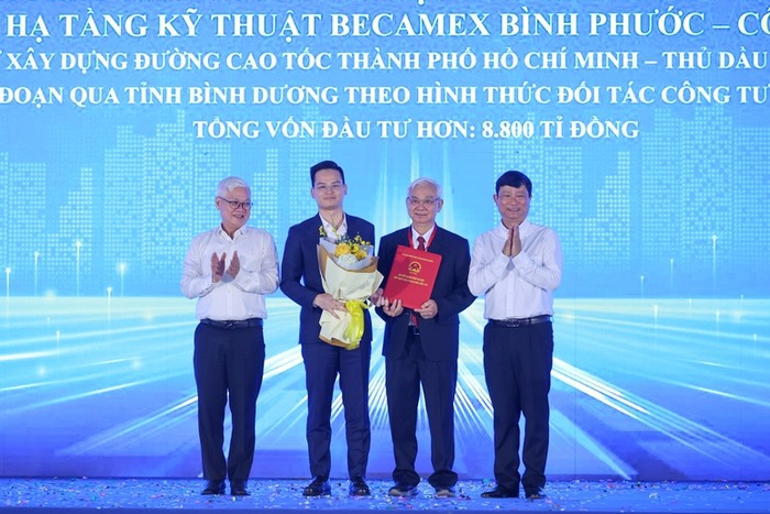 Lãnh đạo tỉnh Bình Dương trao chứng nhận lựa chọn nhà đầu tư dự án. Ảnh: VGP/Nhật Bắc