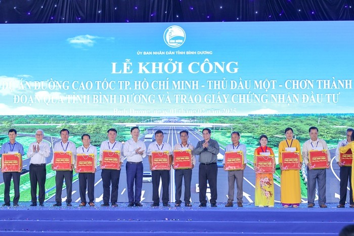 Thủ tướng Phạm Minh Chính, Phó Thủ tướng Trần Hồng Hà trao quà cho các hộ gia đình chính sách tỉnh Bình Dương. Ảnh: VGP/Nhật Bắc