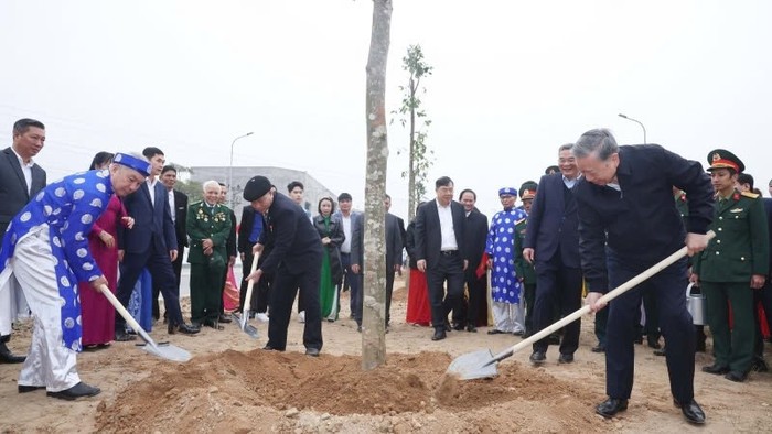 Tổng Bí thư Tô Lâm cùng các đại biểu trồng cây tại thị xã Mỹ Hào, tỉnh Hưng Yên. (Ảnh: Thống Nhất/TTXVN)