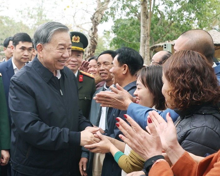 Tổng Bí thư Tô Lâm với nhân dân tại Khu Di tích lịch sử quốc gia đặc biệt Đền Hùng. Ảnh: Thống Nhất/TTXVN