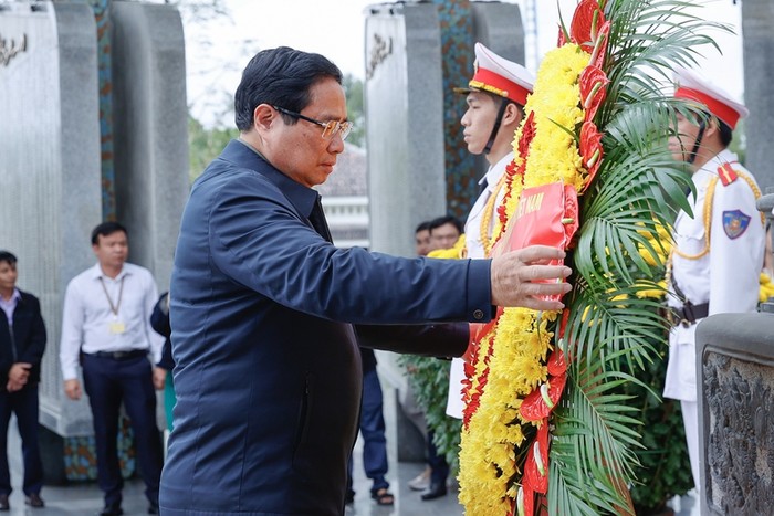 Thủ tướng Chính phủ Phạm Minh Chính dâng hoa tại Nghĩa trang liệt sĩ tỉnh Quảng Nam. Ảnh: VGP/Nhật Bắc