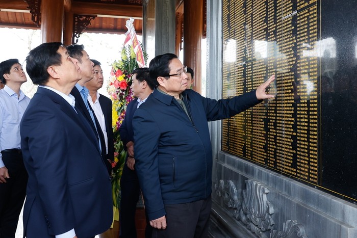 Thủ tướng thăm nhà bia ghi danh tưởng niệm các anh hùng liệt sĩ tại Nghĩa trang liệt sĩ tỉnh Quảng Nam. Ảnh: VGP/Nhật Bắc