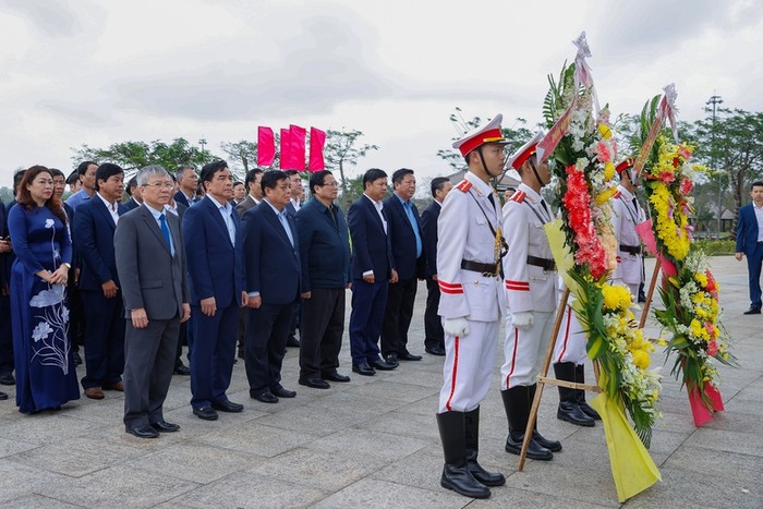 Thủ tướng Chính phủ cùng đoàn công tác và lãnh đạo tỉnh Quảng Nam dâng hoa tại Tượng đài Mẹ Việt Nam Anh hùng (xã Tam Phú, thành phố Tam Kỳ). Ảnh: VGP/Nhật Bắc