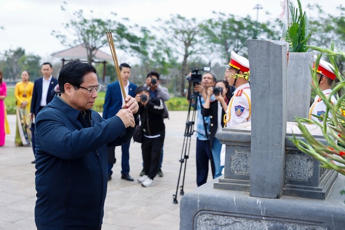 Thủ tướng Chính phủ Phạm Minh Chính dâng hương tại Tượng đài Mẹ Việt Nam Anh hùng (xã Tam Phú, thành phố Tam Kỳ). Ảnh: VGP/Nhật Bắc