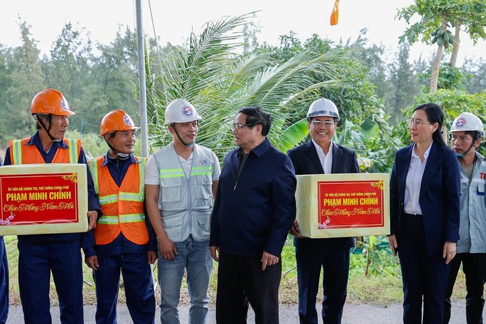 Thủ tướng Phạm Minh Chính chúc Tết, tặng quà cán bộ, công nhân thi công dự án đường ven biển Dung Quất - Sa Huỳnh. Ảnh: VGP/Nhật Bắc