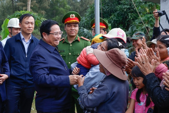 Thủ tướng thăm hỏi, động viên người dân tại khu vực dự án đường ven biển Dung Quất - Sa Huỳnh. Ảnh: VGP/Nhật Bắc