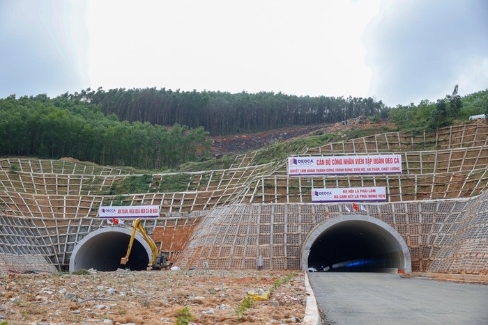 Hầm đường bộ trên tuyến cao tốc Quảng Ngãi - Hoài Nhơn (Bình Định) thuộc cao tốc Bắc - Nam phía đông. Ảnh: VGP/Nhật Bắc