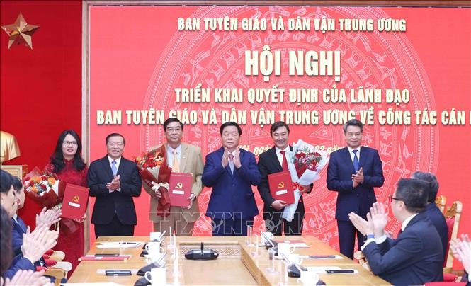 Lãnh đạo Ban Tuyên giáo và Dân vận Trung ương trao Quyết định bổ nhiệm lãnh đạo Vụ Dân chủ và cơ quan nhà nước. Ảnh: Phương Hoa/TTXVN