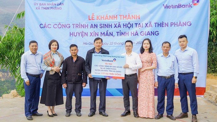 Ông Trương Quý Hào - Quyền Giám đốc VietinBank Hà Giang trao tặng các công trình an sinh xã hội cho xã Thèn Phàng.