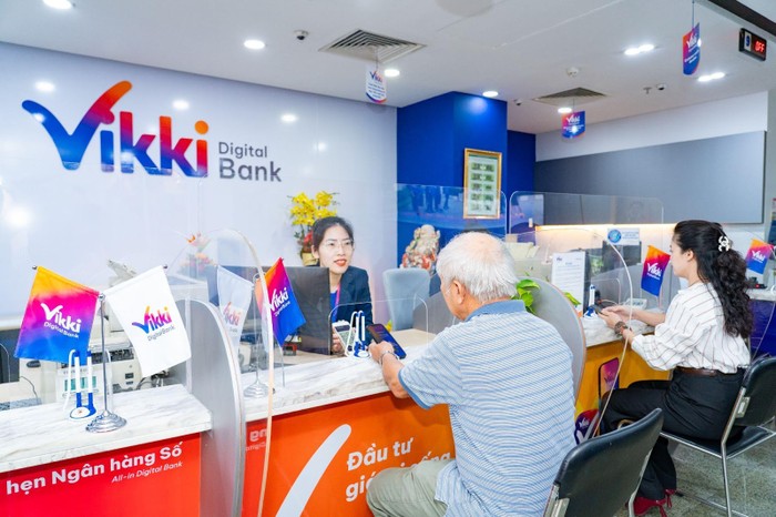 Tư vấn viên đang hỗ trợ khách hàng giao dịch tài chính trên ứng dụng của Vikki Digital Bank.