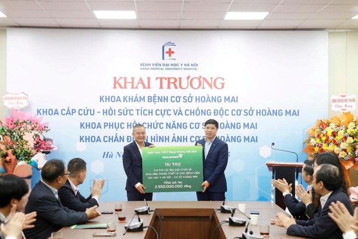 Đồng chí Hồng Quang - Thành viên Hội đồng quản trị, Chủ tịch Công đoàn Vietcombank trao tài trợ 2,55 tỷ đồng cho Bệnh viện Đại học Y Hà Nội - cơ sở Hoàng Mai.