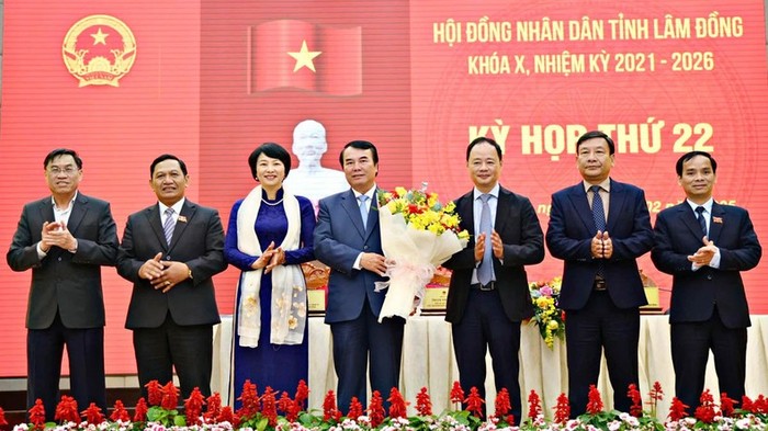 Lãnh đạo Tỉnh ủy, Hội đồng nhân dân và Ủy ban nhân dân tỉnh Lâm Đồng tặng hoa đồng chí Phạm S nghỉ hưu theo chế độ.