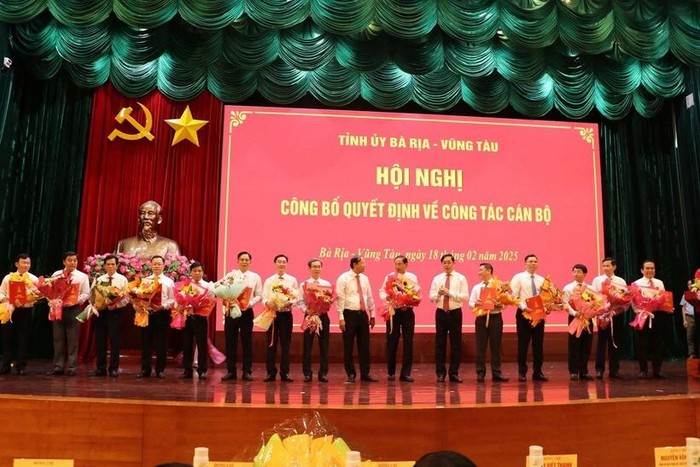 Lãnh đạo tỉnh Bà Rịa-Vũng Tàu chụp chung với những cán bộ chủ chốt của tỉnh vừa được điều động, bổ nhiệm. (Ảnh: Đoàn Mạnh Dương/TTXVN)