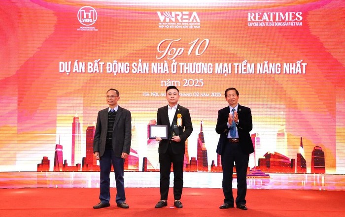 Đại diện chủ đầu tư nhận giải thưởng “Top 10 Dự án bất động sản nhà ở thương mại tiềm năng nhất năm 2025” cho tổ hợp căn hộ cao cấp Newtown Diamond.