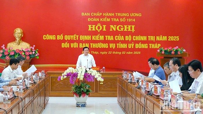 Đồng chí Nguyễn Xuân Thắng, Ủy viên Bộ Chính trị, Giám đốc Học viện Chính trị quốc gia Hồ Chí Minh, Chủ tịch Hội đồng Lý luận Trung ương, phát biểu tại hội nghị. (Ảnh: N.H)