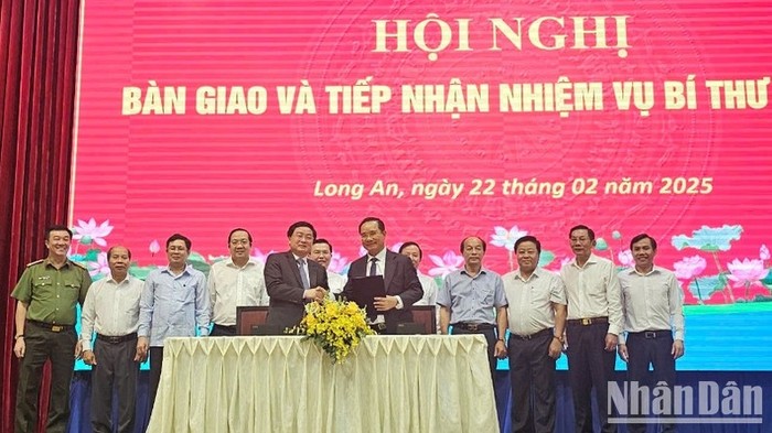 Tân Bí thư Tỉnh ủy Long An Nguyễn Văn Quyết tiếp nhận bàn giao nhiệm vụ từ nguyên Bí thư Tỉnh ủy Long An Nguyễn Văn Được.