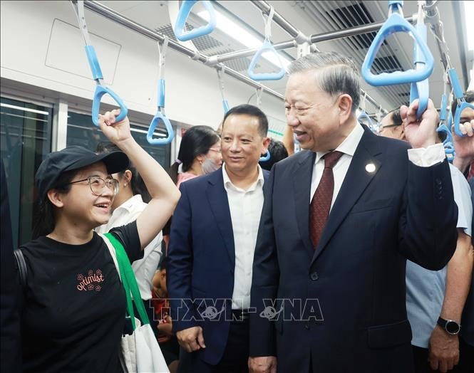 Tổng Bí thư Tô Lâm đi tàu Metro số 1 Bến Thành-Suối Tiên và trò chuyện với người dân.