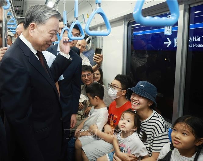 Tổng Bí thư Tô Lâm đi tàu Metro số 1 Bến Thành-Suối Tiên và trò chuyện với người dân.