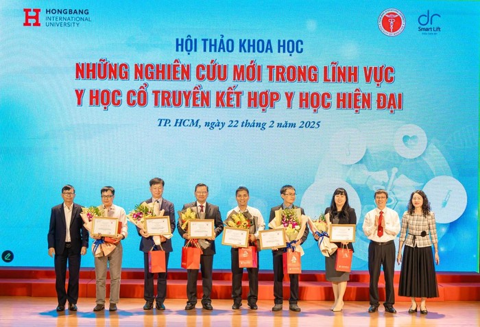 Đại biểu tham dự hội thảo là các lãnh đạo, chuyên gia tại các bệnh viện lớn và các cơ quan ban ngành trên toàn quốc.