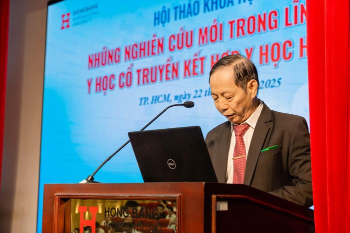 Phó Giáo sư, Tiến sĩ Phạm Huy Hùng, Phó Trưởng Khoa Y, Trường Đại học Quốc tế Hồng Bàng phát biểu khai mạc hội thảo. Thầy có kinh nghiệm hơn 40 năm công tác và đào tạo phát triển ngành Y học cổ truyền kết hợp Y khoa hiện đại.