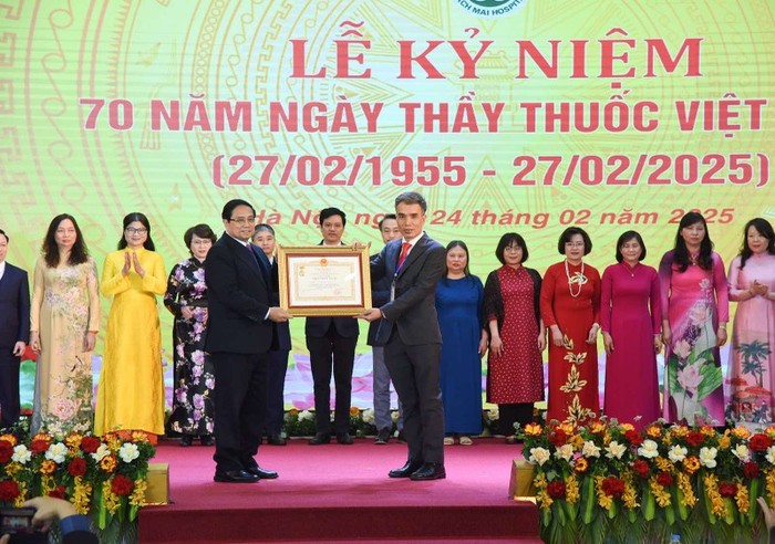 Thủ tướng Phạm Minh Chính trao danh hiệu &quot;Thầy thuốc Ưu tú&quot; cho 25 cá nhân của Bệnh viện Bạch Mai. (Ảnh: Trần Hải)