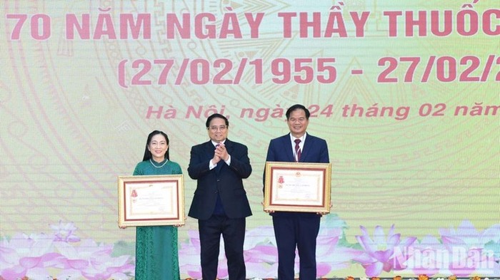 Thủ tướng Phạm Minh Chính trao Huân chương Lao động hạng Ba tặng Giám đốc Bệnh viện Bạch Mai và 1 cá nhân của Bệnh viện. (Ảnh: Trần Hải)