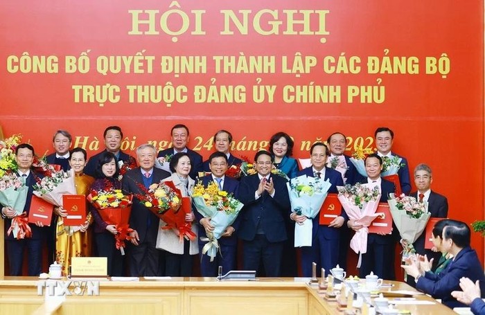 Thủ tướng Phạm Minh Chính trao Quyết định cho các Đảng bộ trực thuộc Đảng uỷ Chính phủ. (Ảnh: Dương Giang/TTXVN)