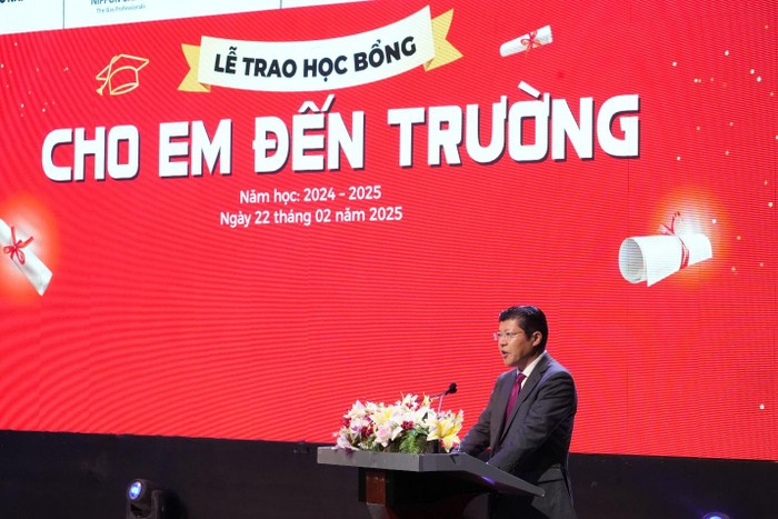 Ông Tsutomu Nara - Tổng Giám đốc Công ty Ajinomoto Việt Nam phát biểu tại Lễ trao học bổng “Cho em đến trường” năm học 2024-2025.