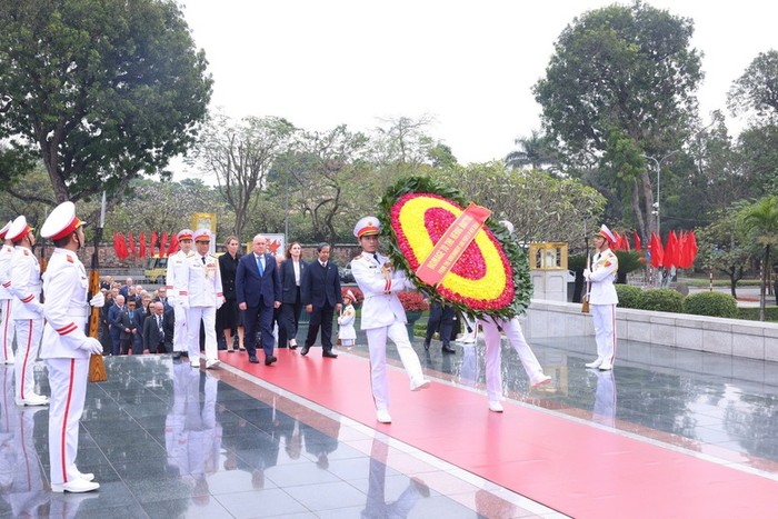 Thủ tướng New Zealand Christopher Luxon viếng các anh hùng liệt sĩ tại Đài Tưởng niệm các anh hùng liệt sĩ. Ảnh: VGP/Nhật Bắc