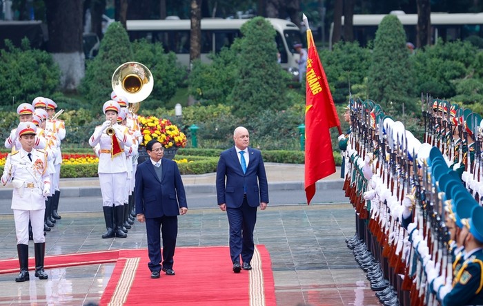 Thủ tướng Phạm Minh Chính và Thủ tướng Christopher Luxon duyệt Đội danh dự Quân đội nhân dân Việt Nam. Ảnh: VGP/Nhật Bắc