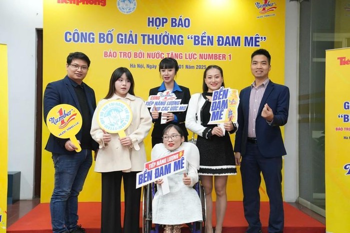 Phó Giáo sư, Tiến sĩ Trương Thanh Tùng (ngoài cùng bên trái) và các Gương mặt trẻ Việt Nam tiêu biểu qua các năm.