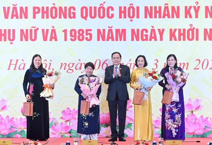 Chủ tịch Quốc hội Trần Thanh Mẫn tặng hoa chúc mừng các nữ đại biểu Quốc hội. (Ảnh: Duy Linh)