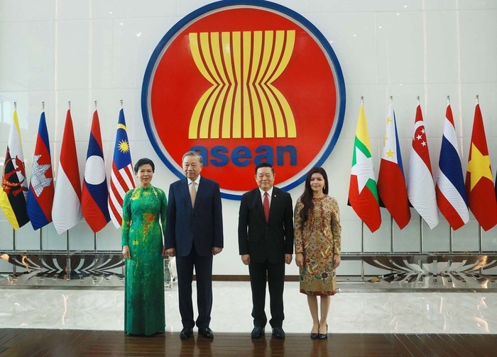 Tổng Bí thư Tô Lâm và Phu nhân cùng Tổng Thư ký ASEAN Kao Kim Hourn và Phu nhân tại Trụ sở Ban Thư ký ASEAN. (Ảnh: TTXVN)