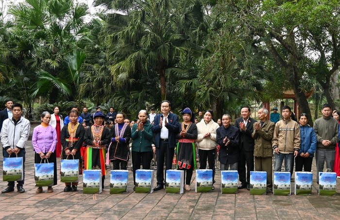 Chủ tịch Quốc hội Trần Thanh Mẫn và Phó Chủ tịch Quốc hội Nguyễn Khắc Định tặng quà các gia đình chính sách, hộ khó khăn của xã Trung Yên, huyện Sơn Dương, tỉnh Tuyên Quang. (Ảnh: Duy Linh)