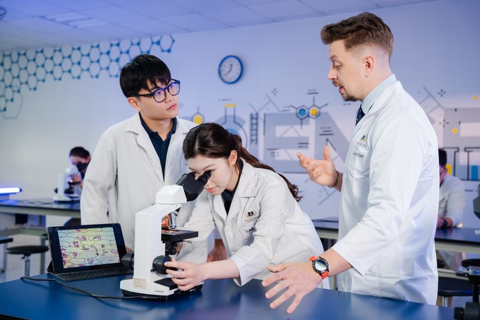 Học sinh Vinschool được khuyến khích tự học, tự nghiên cứu, sáng tạo và được cố vấn học tập đồng hành xuyên suốt các năm trung học phổ thông. Anh 5 (8).jpg