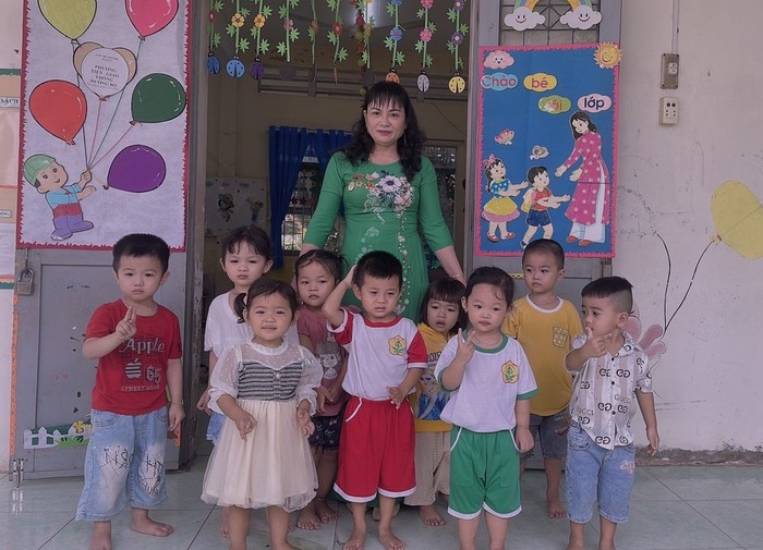 Hình ảnh cô Tỏ cùng các bạn nhỏ lớp nhà trẻ. cogiaoTo.giaoduc.net.vn.jpg