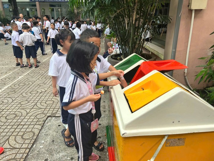 Việc giáo dục bảo vệ môi trường cho học sinh tiểu học không chỉ giúp các em có ý thức tốt hơn mà còn góp phần xây dựng một thế hệ trẻ biết yêu thiên nhiên, trân trọng môi trường sống. hsAuDuongLan2.giaoduc.net.vn.jpg