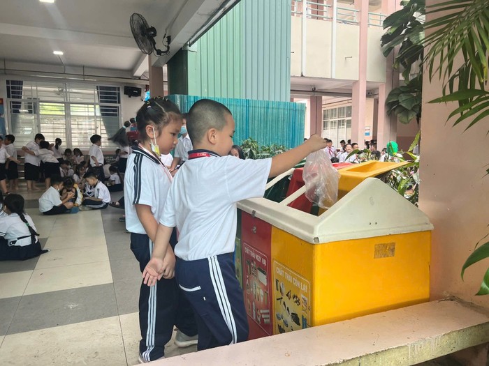 Học sinh Trường Tiểu học Âu Dương Lân phân loại rác đúng cách. HsAuDuongLan3.giaoduc.net.vn.jpg