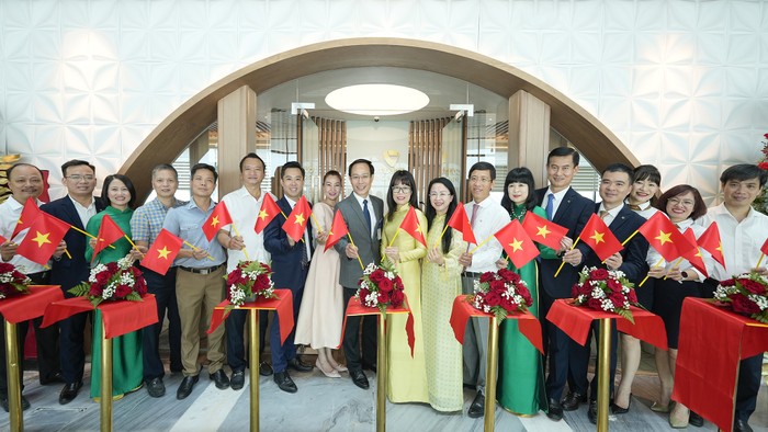 Đại biểu và khách mời chúc mừng lễ khai trương phòng chờ Vietcombank Priority tại Nhà ga T3, Sân bay quốc tế Tân Sơn Nhất, Thành phố Hồ Chí Minh sáng ngày 30/04/2025. 20250430_VCB_khai trương Phong cho Priority Tan Son Nhat (4).jpg
