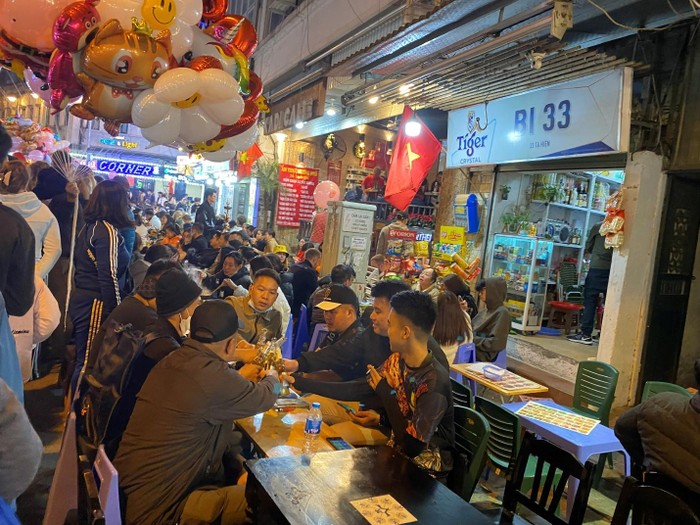 Phố đêm Tạ Hiện chỉ đơn thuần là kéo dài hoạt động thương mại ban ngày. Phố đêm Tạ Hiện chỉ đơn thuần là kéo dài hoạt động thương mại ban ngày.